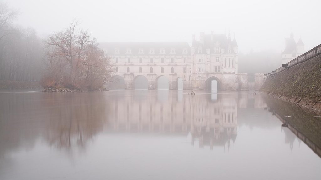 This image has an empty alt attribute; its file name is CHENONCEAUX-FOG-1024x576.jpg